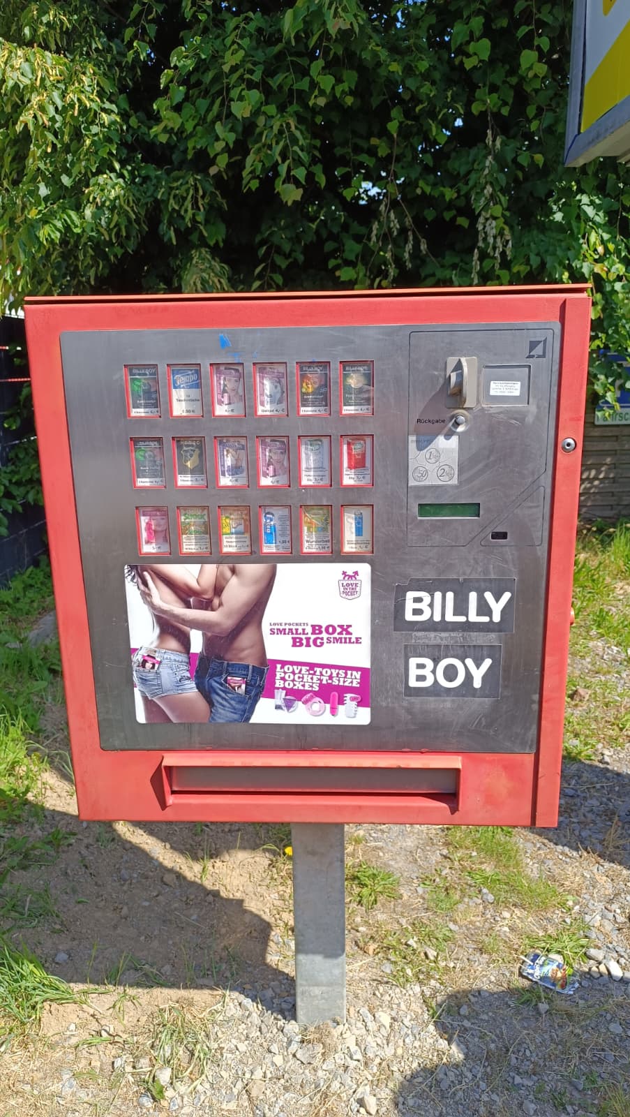 Butler 18 – Warenautomat in Rot